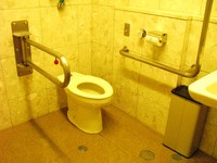 Medium_01　男性用車いすトイレ　一般便器
